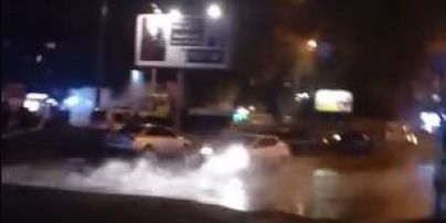 В Киеве прорвало теплотрассу и затопило дорогу горячей водой