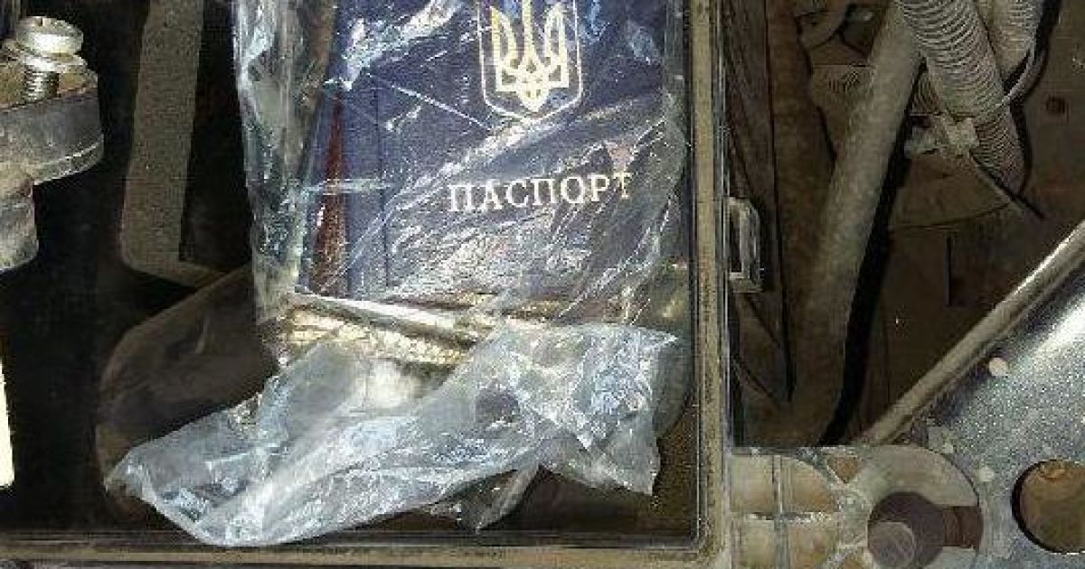 Тщательно спрятанные документы нашли пограничники