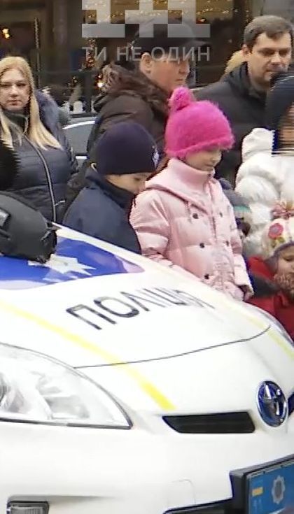 В Киеве полицейские развлекали детей катанием на служебных авто