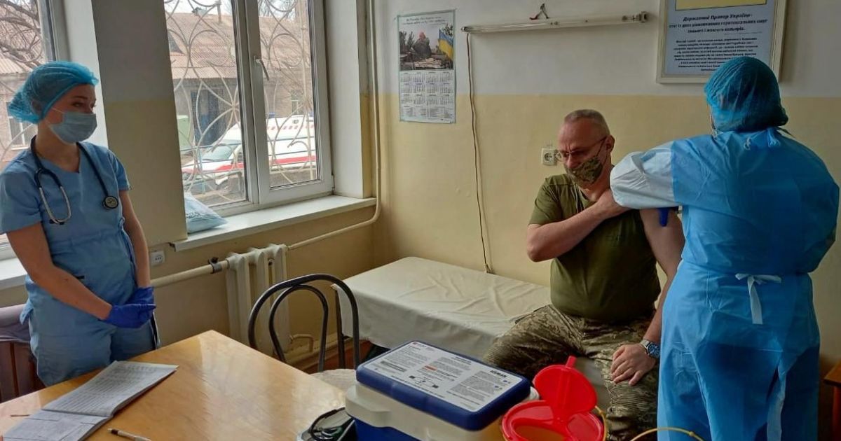 Хомчак вакцинувався від коронавірусу у військовому шпиталі