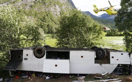 Смертельна ДТП.Автобус з українцями у Норвегії впав в ущелину з 6-метрової висоти