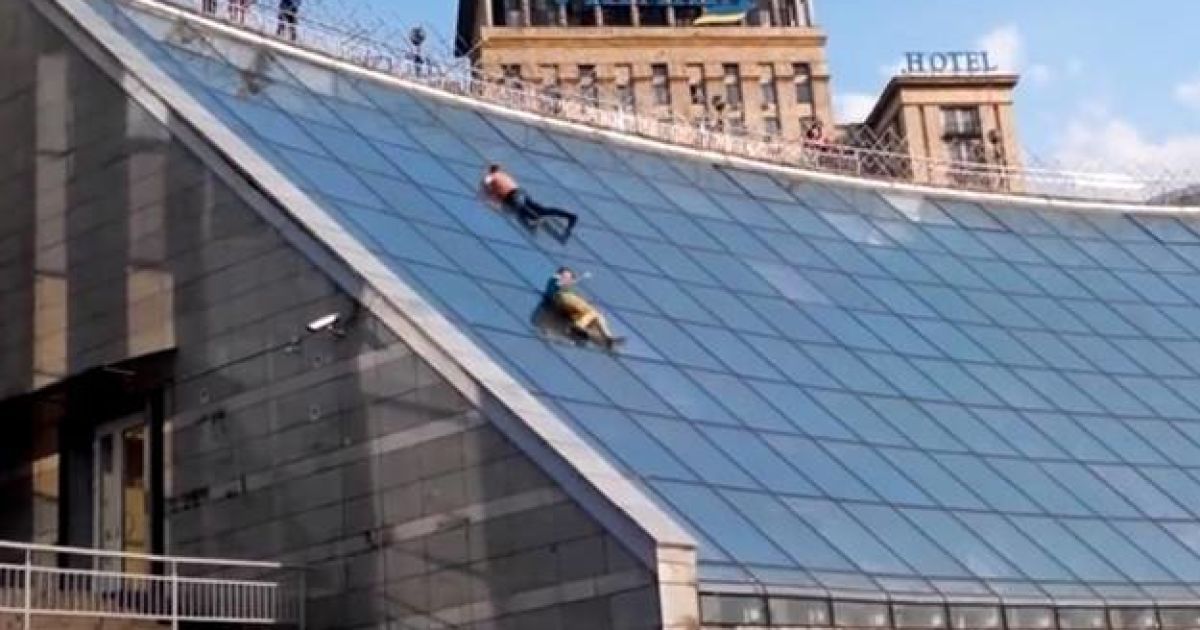 Хлопці піддалися на вмовляння друзів і з&#039;їхали зі стіни "Глобуса".