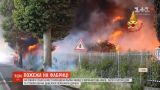 Густой дым и столбы огня: на севере Италии горел завод по производству красок