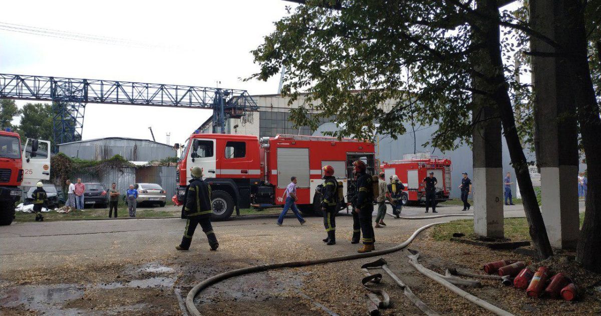 В Киеве на Подоле произошел пожар на судоремонтном заводе