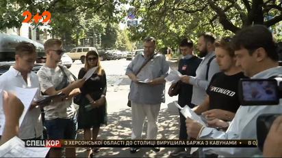 Духовная поддержка для белорусов: киевские хористы спели у посольства Республики Беларусь