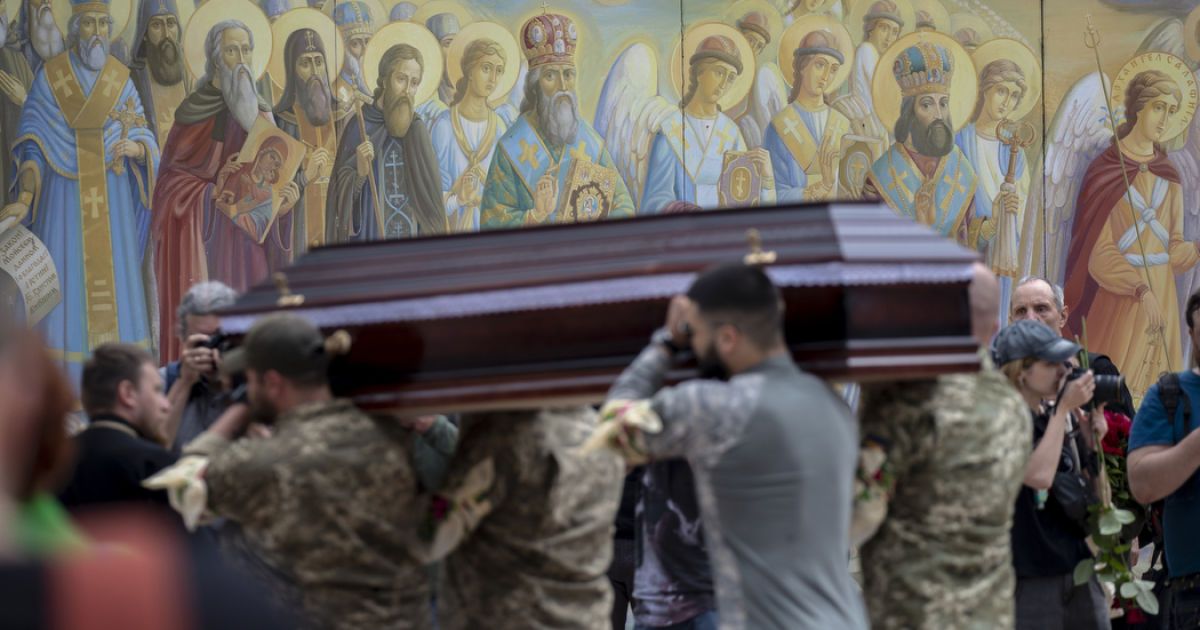 На Майдані Незалежності попрощались із бійцем Романом Ратушним / © КГГА