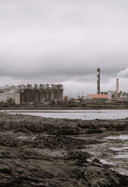 Aughinish Alumina на південному заході Ірландії. Завод належить компанії "Русал", московському конгломерату, заснованому російським олігархом Олегом Дерипаскою.