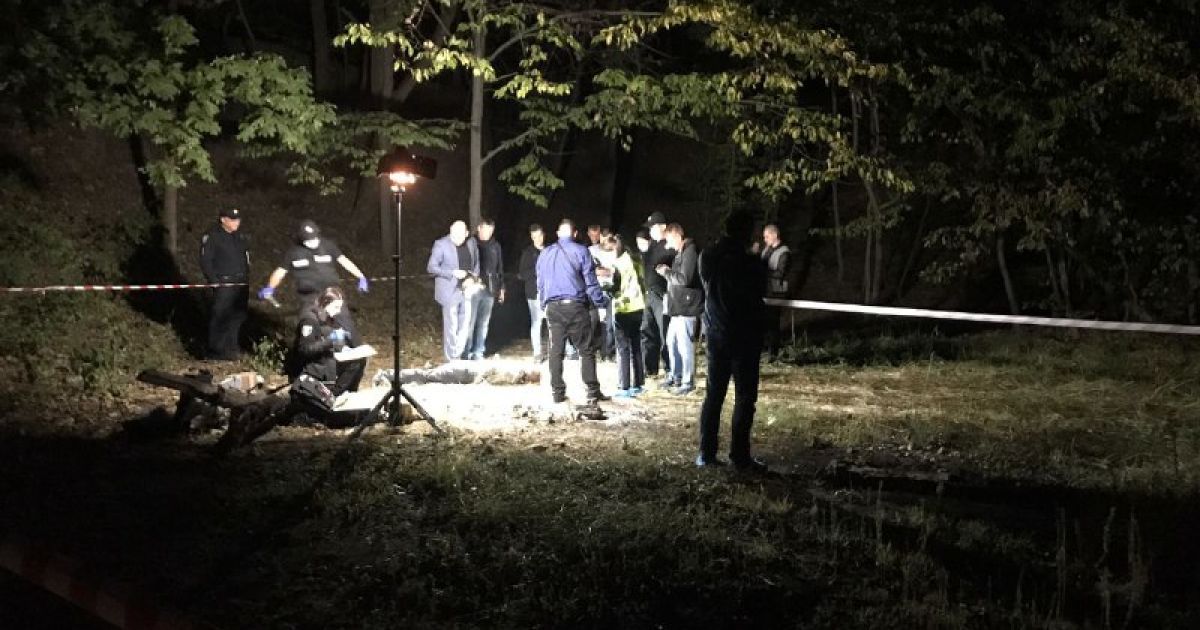 Ножницы в шее и удары кирпичом: в Киеве на Лысой горе нашли тело мужчины