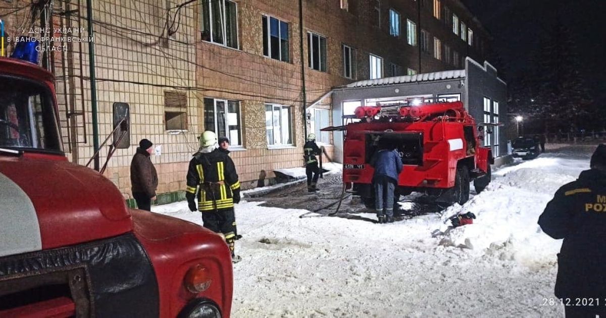 Медики виносили хворих з охопленої вогнем COVID-реанімації: що відомо про смертельну пожежу на Прикарпатті