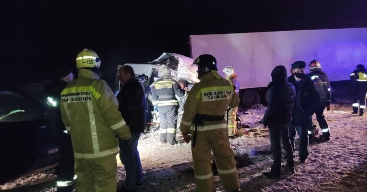 У Росії внаслідок ДТП з мікроавтобусом і фурою загинули 12 людей, ще понад два десятки — постраждали