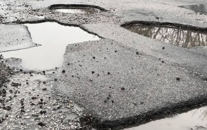 Ноу-хау у боротьбі з дорожніми ямами: під Дніпром дороги залатали травою