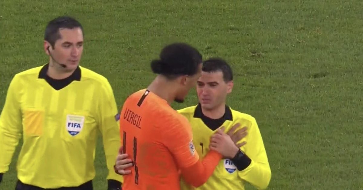 Голландский футболист утешил арбитра, который расплакался на поле из-за смерти матери
