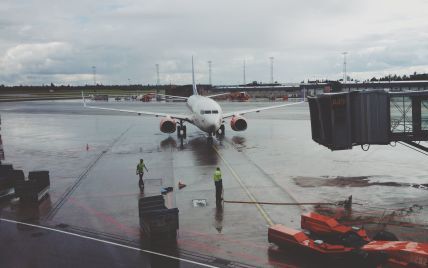 Неисправный самолет вернулся в аэропорт "Киев" из-за нехватки воздуха