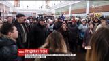 Впечатляющий флешмоб в Харькове: прямо посреди рынка хор спел известные рождественские песни