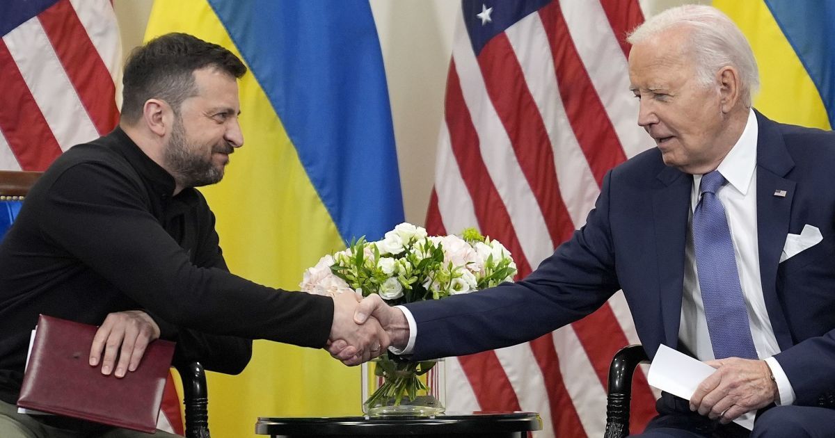 Встреча президента Украины Владимира Зеленского с президентом США Джо Байденом в Париже