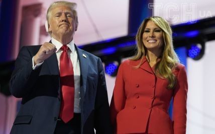 У червоному костюмі від Dior і лубутенах: красива Меланія Трамп вперше за довгий час вийшла на публіку