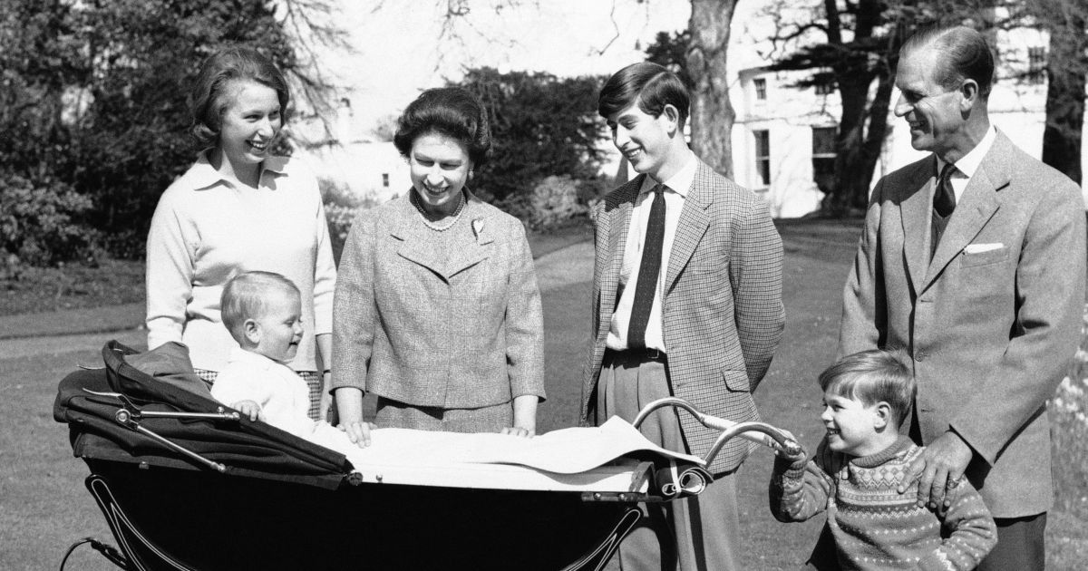 Royal Family Christmas Tradition: Queen Elizabeth II’s Festive Photo with Family at Windsor Castle, 1965