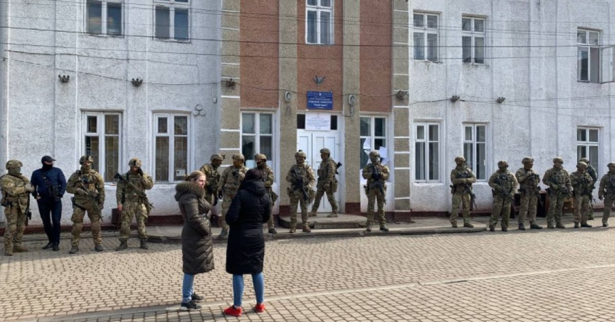 Скандал з виборами на Прикарпатті: вночі намагалися забрати печатку з сейфу
