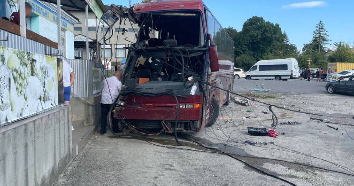 В Хмельницкой области в результате аварии с пассажирским автобусом травмировались семеро детей