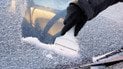 Очищення скла автомобіля від льоду