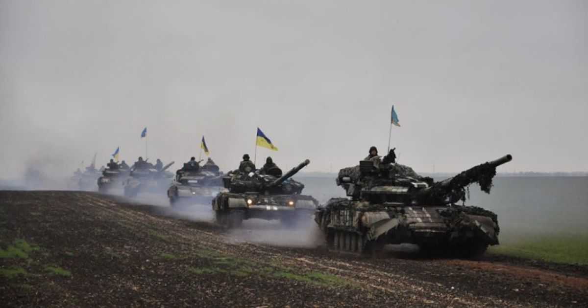 Українські військові відводять техніку від лінії розмежування