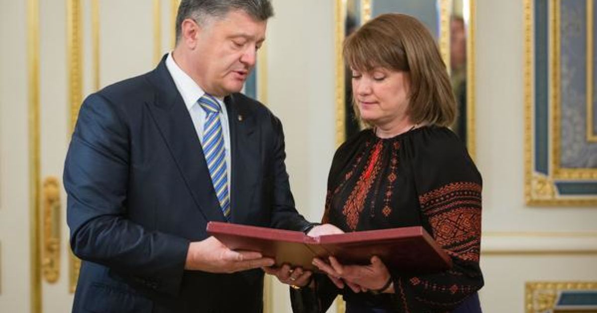 Порошенко вручил орден "Золотая звезда" жене погибшего героя.