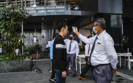 В Сингапуре будут сажать в тюрьму за приближение друг к другу