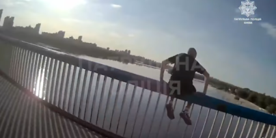Вже стояв на парапеті: у Києві чоловік збирався стрибнути з Північного мосту, щоб вкоротити собі віку (відео)