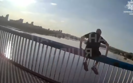 Уже стоял на парапете: в Киеве мужчина собирался прыгнуть с Северного моста, чтобы покончить с собой (видео)