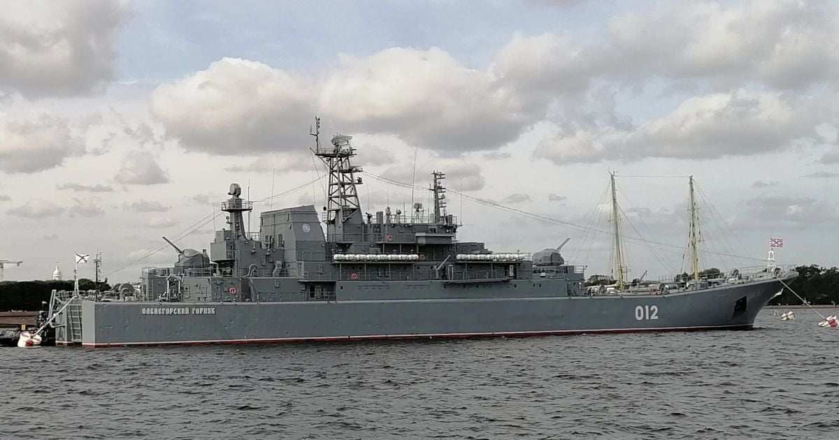 Десантный корабль "Оленегорский горняк".