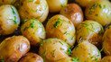 Молодой картофель с травами и чесноком запеченный в духовке