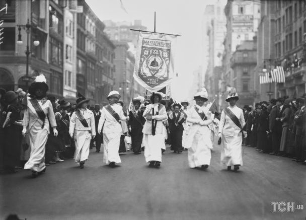 Група суфражисток із Массачусетса марширує вулицями Нью-Йорка під час параду, США, близько 1915 року / © Getty Images