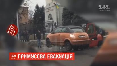 В столице обычный погрузчик поднял и перевез через дорогу авто, которое мешало движению