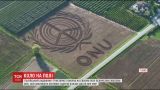 Итальянский тракторист вспахал на поле эмблему ООН
