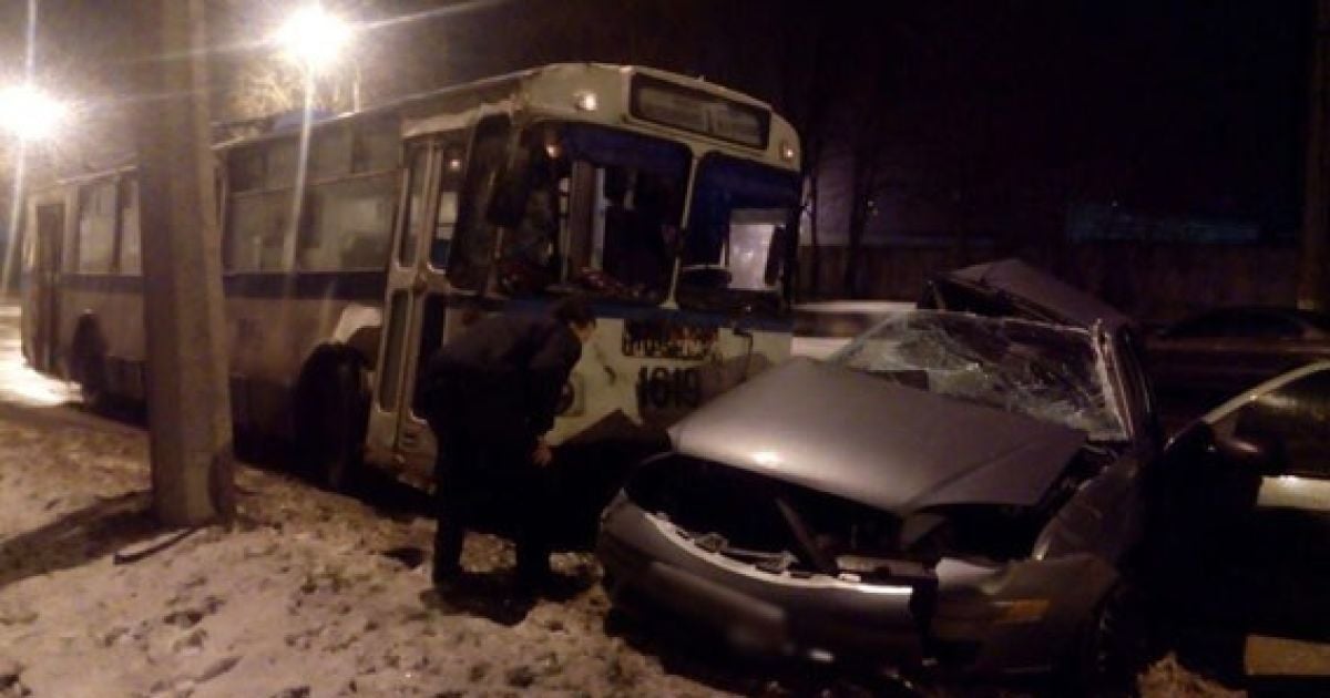 В Мариуполе полицейский на скорости протаранил троллейбус, есть погибший