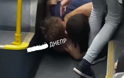 "Это моя жена": в Днепре мужчина на глазах десятков пассажиров троллейбуса жестоко избил женщину (видео)