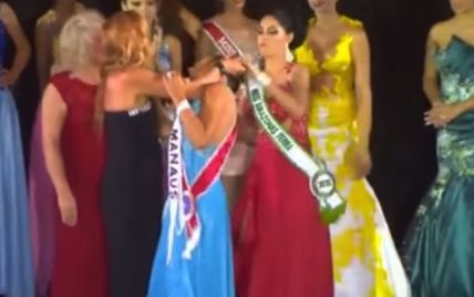 На конкурсе красоты в Бразилии вице-мисс набросилась на победительницу и сорвала с нее корону