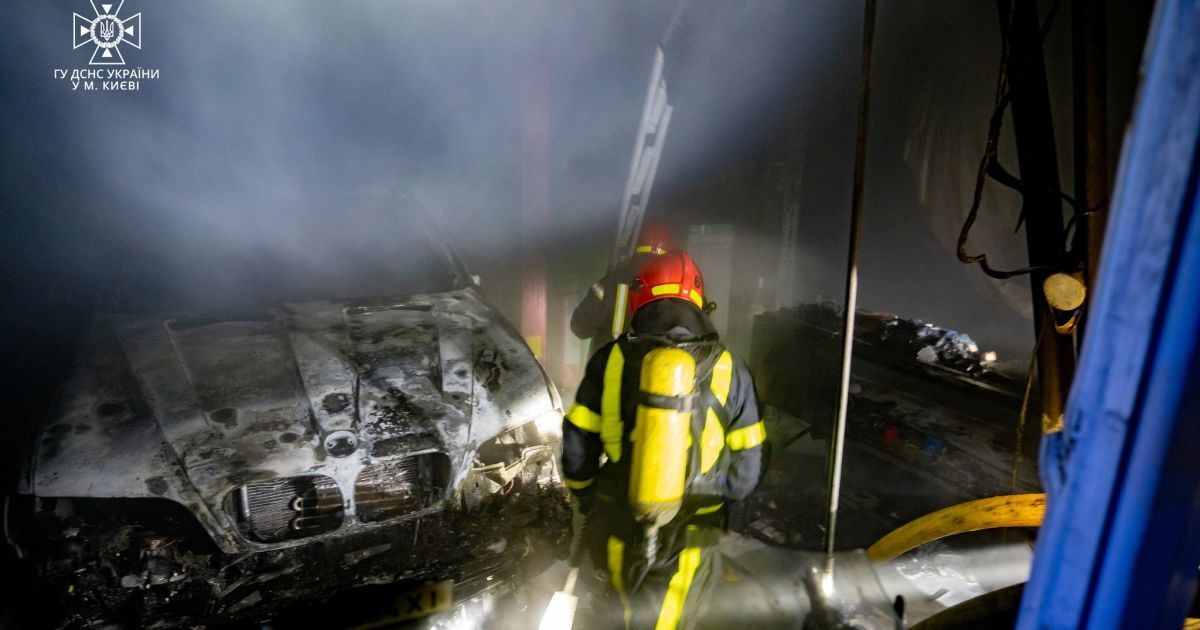 У Києві згоріла СТО з автівкою BMW всередині / © Управління ДСНС Києва