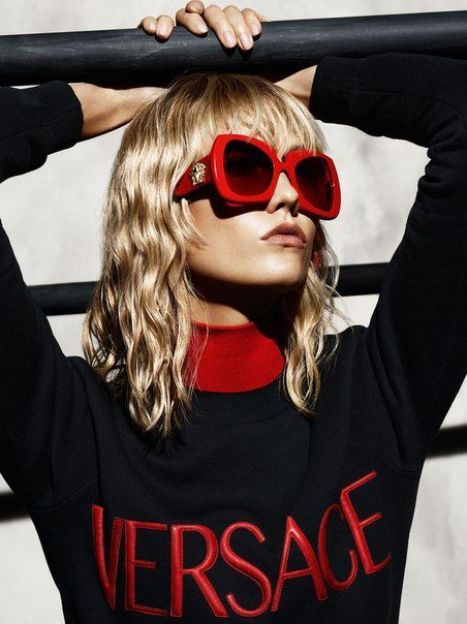 Карли Клосс в осенне-зимней рекламной кампании Versace сезона 2015-2016 / © 