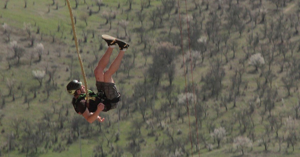 В Буковеле прекратил работу аттракцион, где во время роуп-джампинга оборвался трос