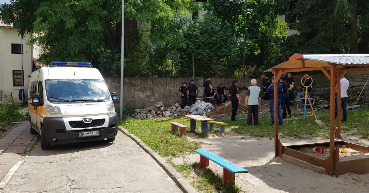 Во Львове мужчину насмерть придавило бетонной плитой