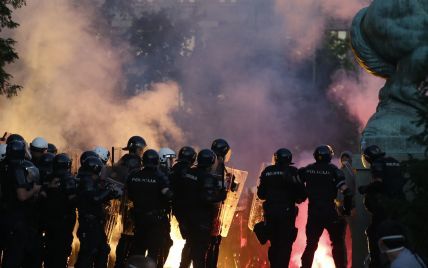 Сльозогінний газ, каміння і вибухові пакети: у Сербії не вщухають протести через посилення карантину