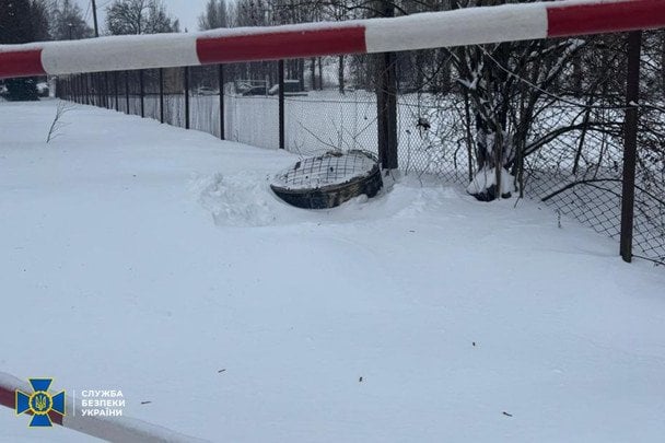 СБУ показала обломки «Орешника», которым РФ атаковала Львовщину. / © СБУ