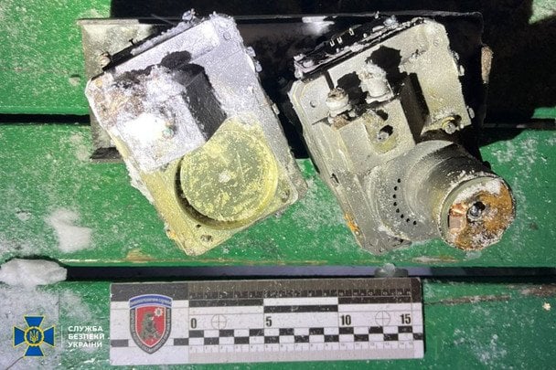 Среди найденных пока деталей - блок стабилизации и наведения (фактически это «мозги» ракеты). / © СБУ