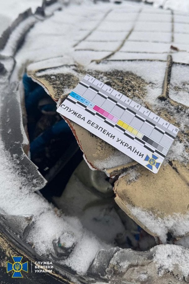СБУ показала обломки «Орешника», которым РФ атаковала Львовщину. / © СБУ