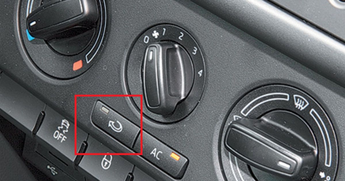 Какой воздух включать при запотевании. Какой воздух включать при запотевании. Как включить печку чтобы не потели стекла в дождь. Запотевшее окно в машине. Чтобы не запотевали окна в машине.