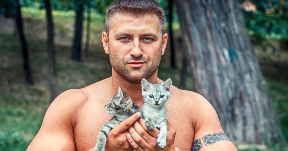Напівоголені красені знялися у волонтерському фотопроекті з кошенятами й цуценятами
