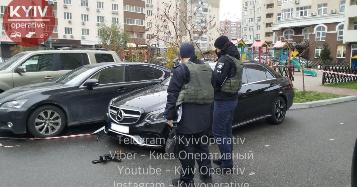 обстріляне автоматом авто в Києві_1 / © Киев Оперативный