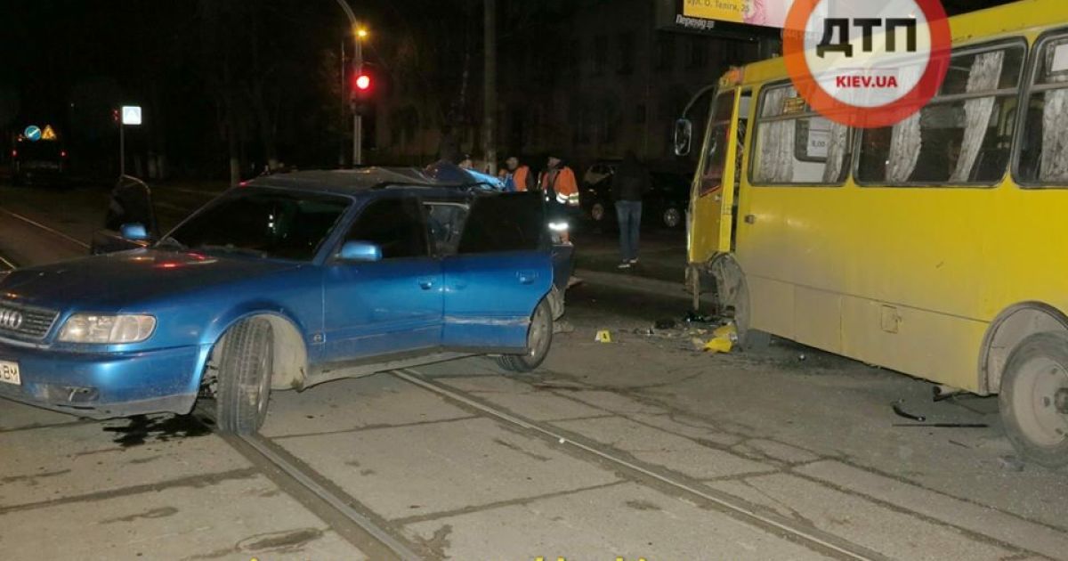 У швидкісному зіткненні маршрутки і легковика у Києві постраждала вагітна жінка