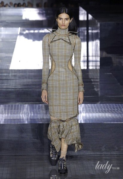 Коллекция Burberry прет-а-порте сезона осень-зима 2020-2021 / © East News